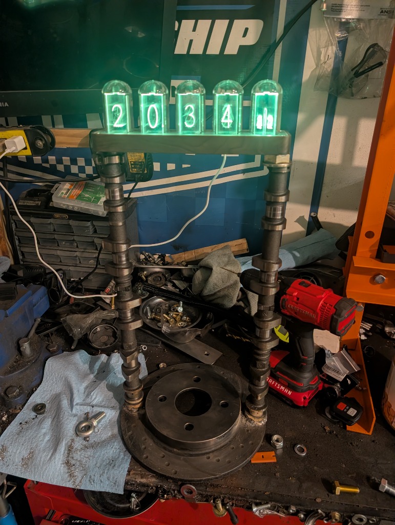 Clock made from car parts - Photo 1